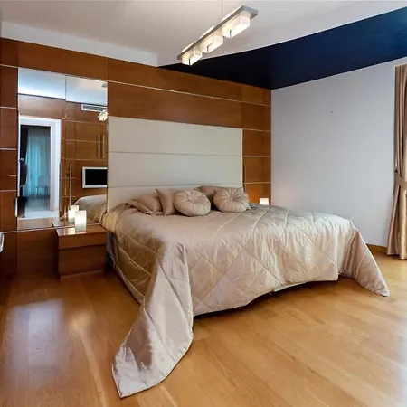 Regal With Shared Pool Near Beach In Bodrum *