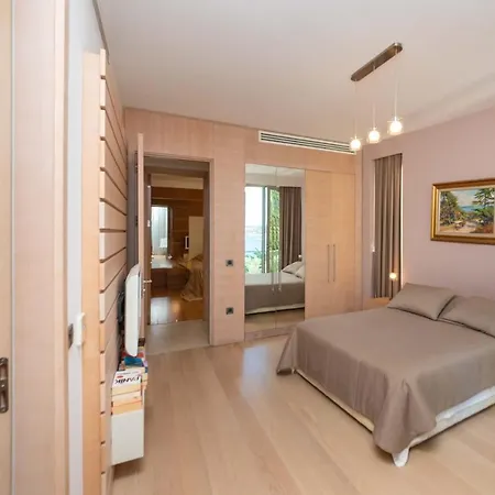 Regal With Shared Pool Near Beach In Bodrum *