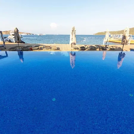 Vila Regal With Shared Pool Near Beach In Bodrum